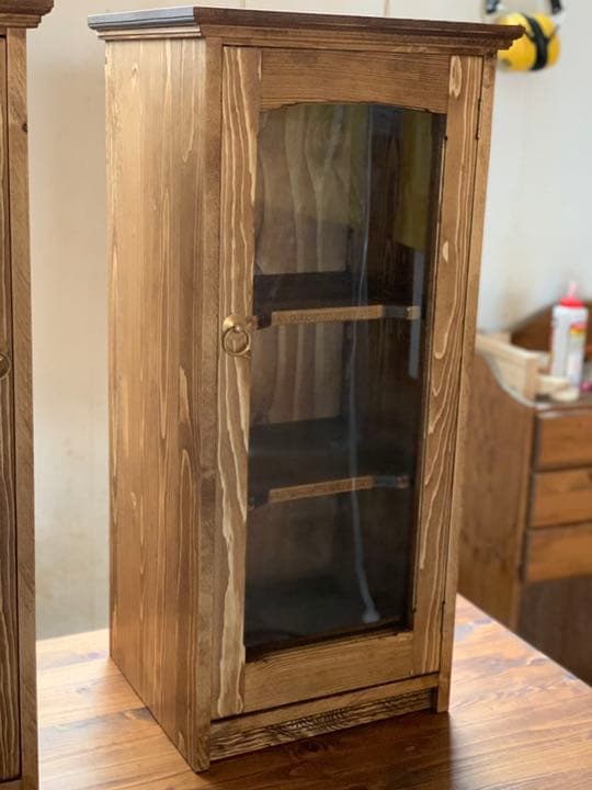 アンティーク風　ツインガラスキャビネット