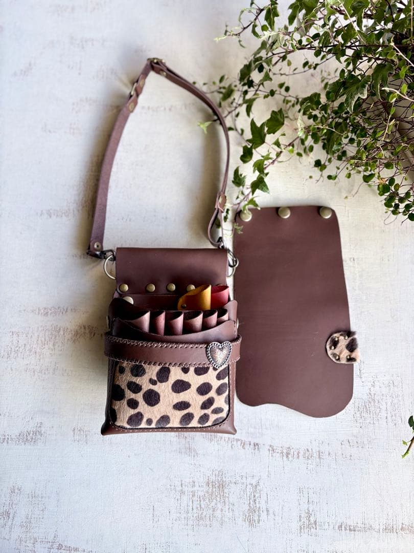 牛革コーヒーブラウン、ハラコダルメシアンの蓋付き大容量シザーケース