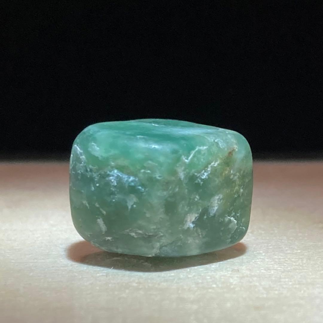 糸魚川翡翠 ロウカン質 翡翠 原石 3.3g - メルカリ