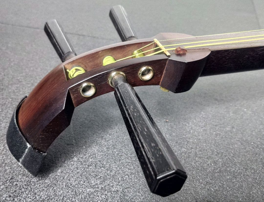 三味線 津軽三味線 紅木 綾杉胴 中棹 太棹 東さわり 【皮破れ】 - メルカリ