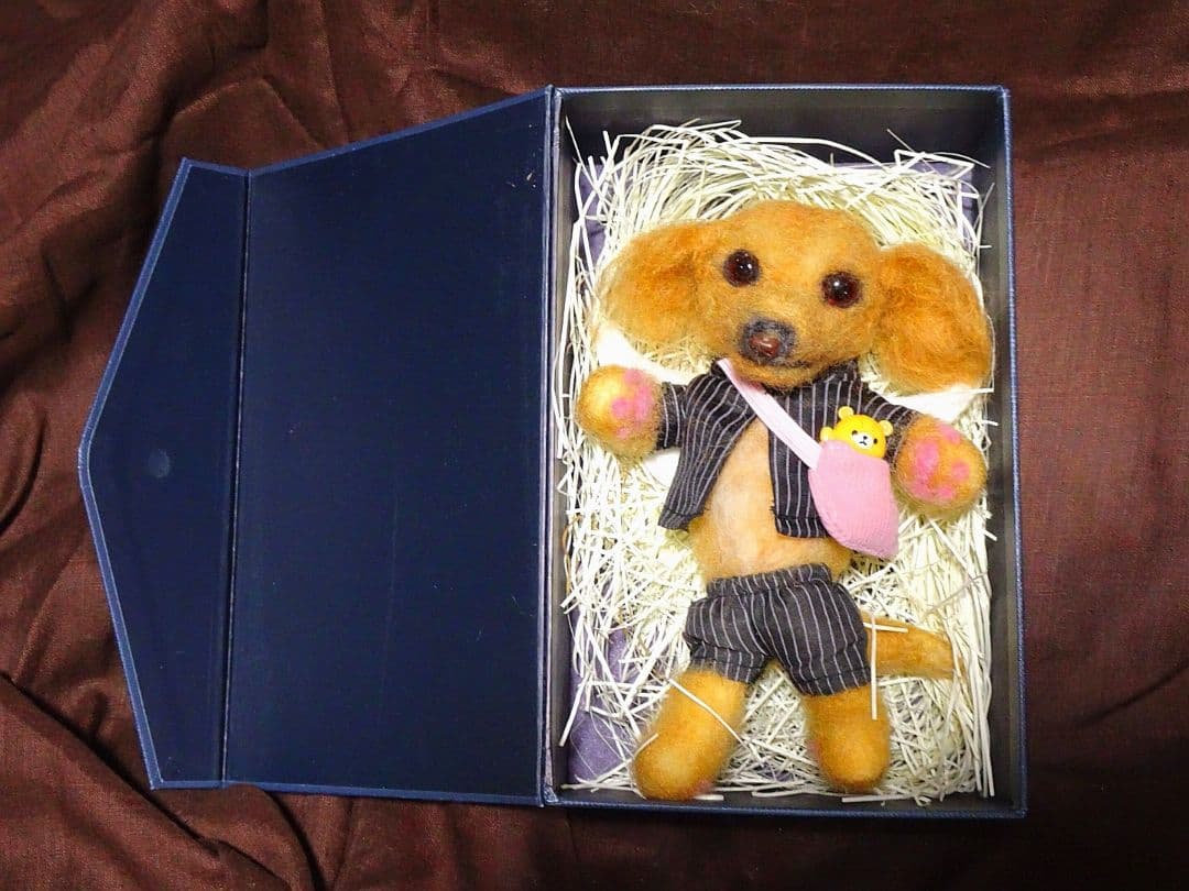 羊毛フェルト 犬 ストライプスーツ