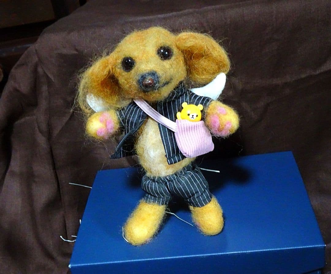 羊毛フェルト 犬 ストライプスーツ