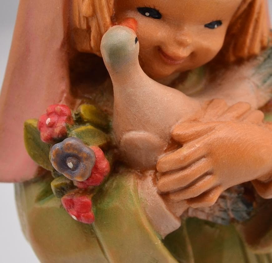 鳩を抱く少女　アンリ　ANRI　木彫り人形　イタリア　高さ15ｃｍ