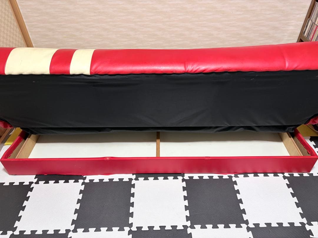 赤と白色のオシャレソファ・ソファベッド