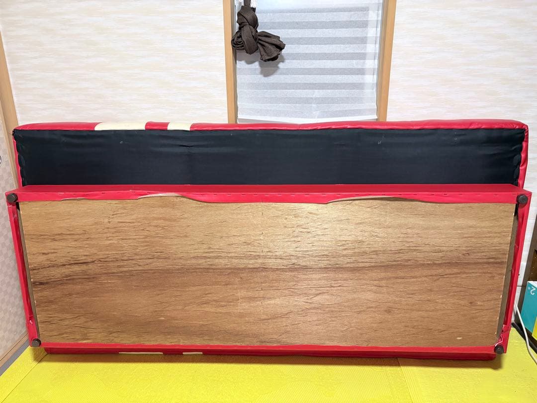 赤と白色のオシャレソファ・ソファベッド