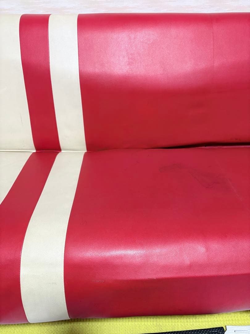 赤と白色のオシャレソファ・ソファベッド