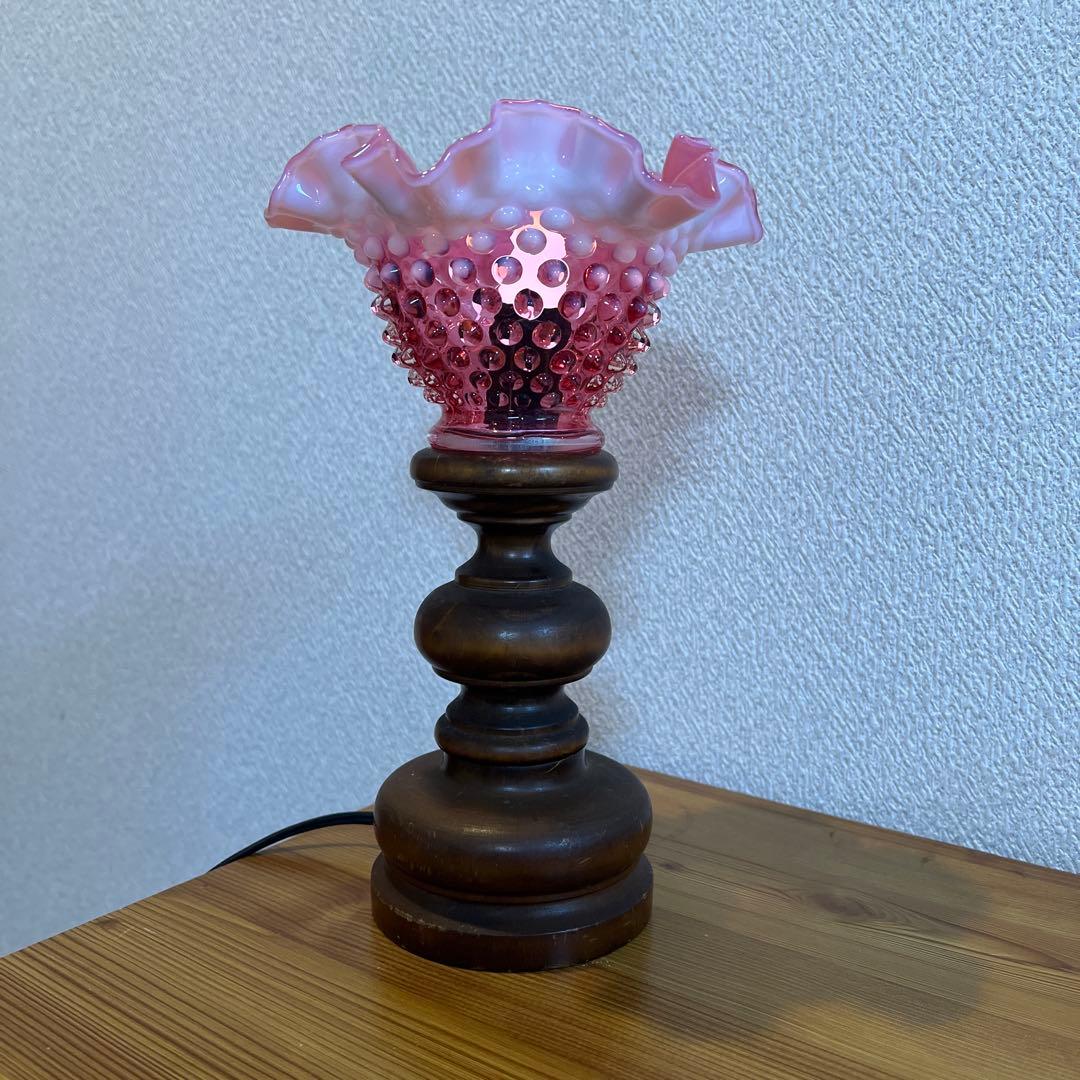 オールドフェントン　ホブネイル/クランベリーオパールセントガラスのテーブルランプ