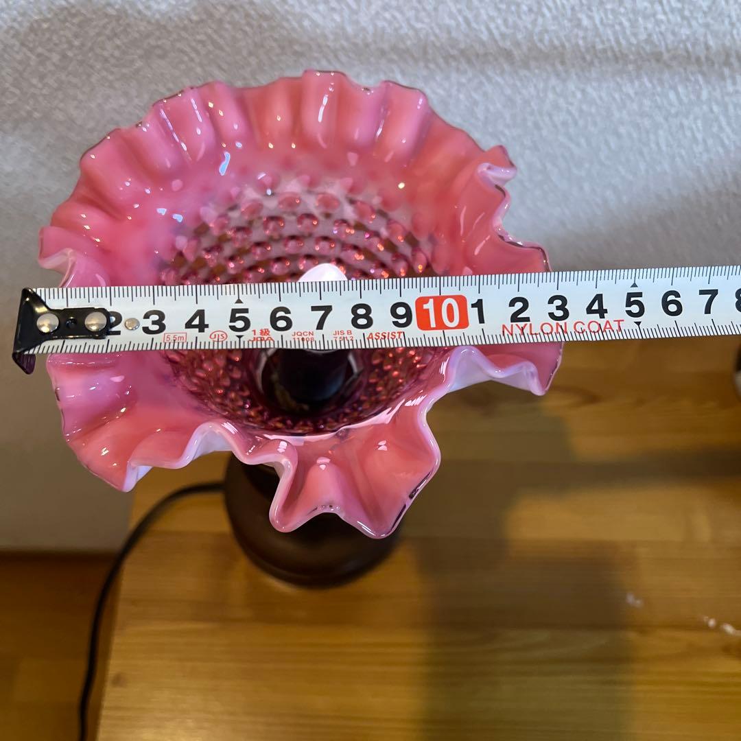 オールドフェントン　ホブネイル/クランベリーオパールセントガラスのテーブルランプ