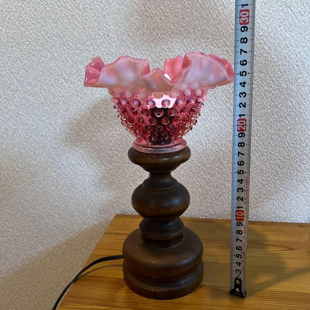 オールドフェントン　ホブネイル/クランベリーオパールセントガラスのテーブルランプ