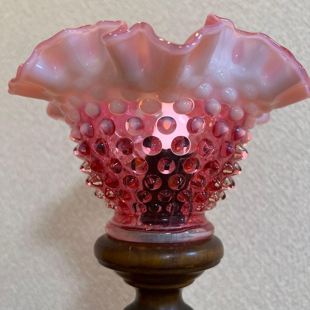 オールドフェントン　ホブネイル/クランベリーオパールセントガラスのテーブルランプ