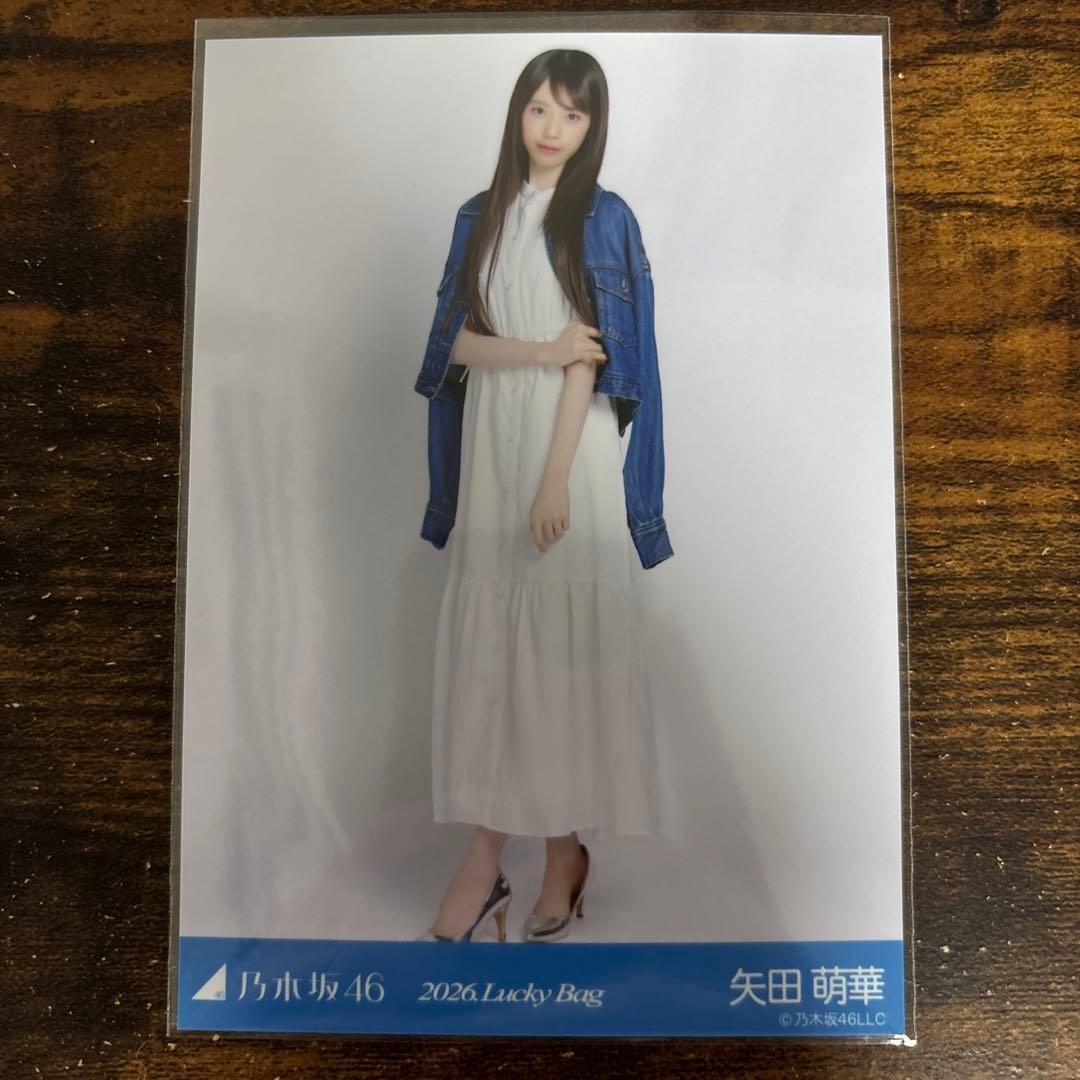 乃木坂46 矢田萌華 シャツワンピース 生写真 ヒキ - メルカリ