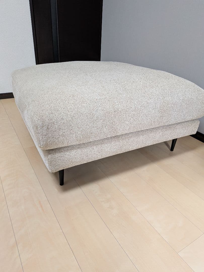 ベージュのファブリックオットマン