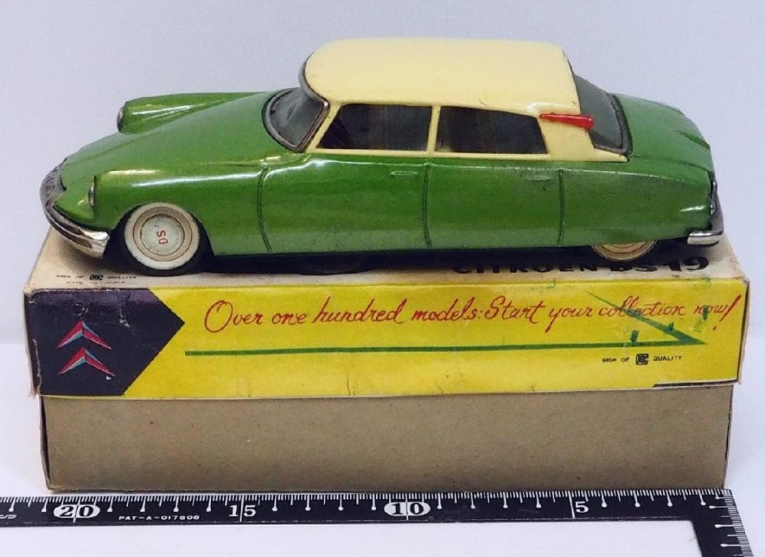 萬代屋【 シトロエンDS19黄緑】ブリキ tin toy car【箱はコピー】