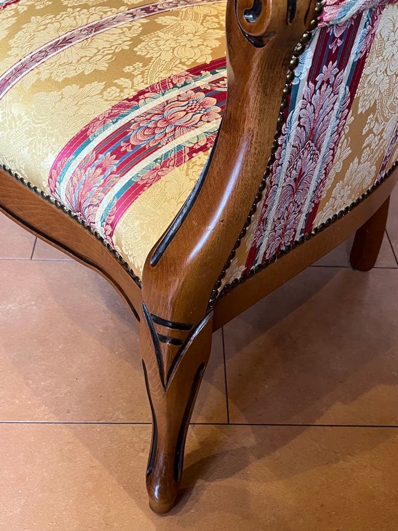 イタリア製のエレガントな1人掛けソファ超美品