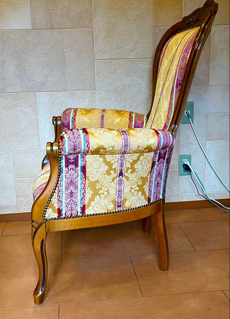 イタリア製のエレガントな1人掛けソファ超美品