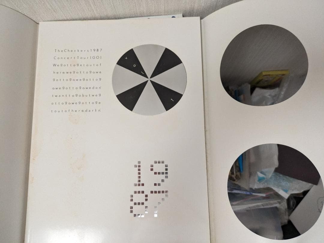 チェッカーズの1987年 GOツアーのパンフレット 2冊 - メルカリ