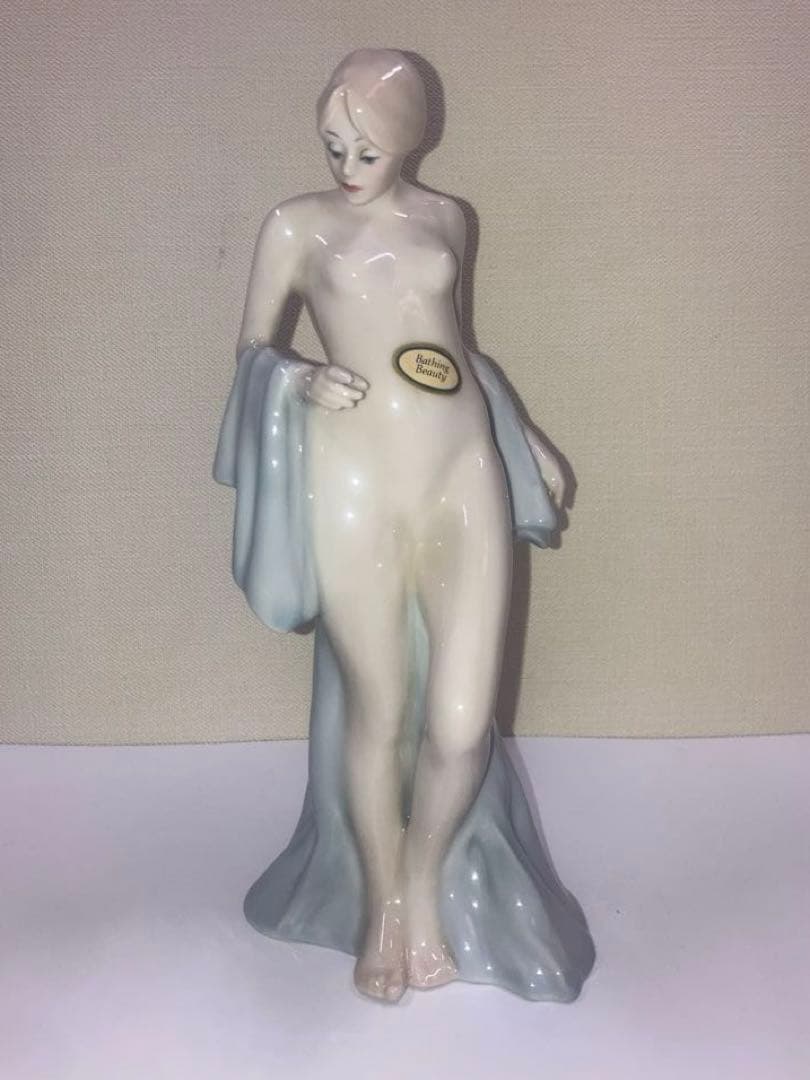 ロイヤルドルトン　Bathing Beauty フィギュリン　水浴の美女