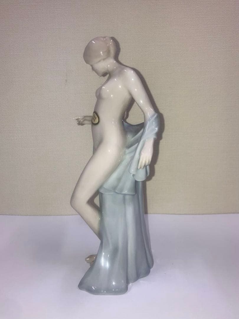 ロイヤルドルトン　Bathing Beauty フィギュリン　水浴の美女