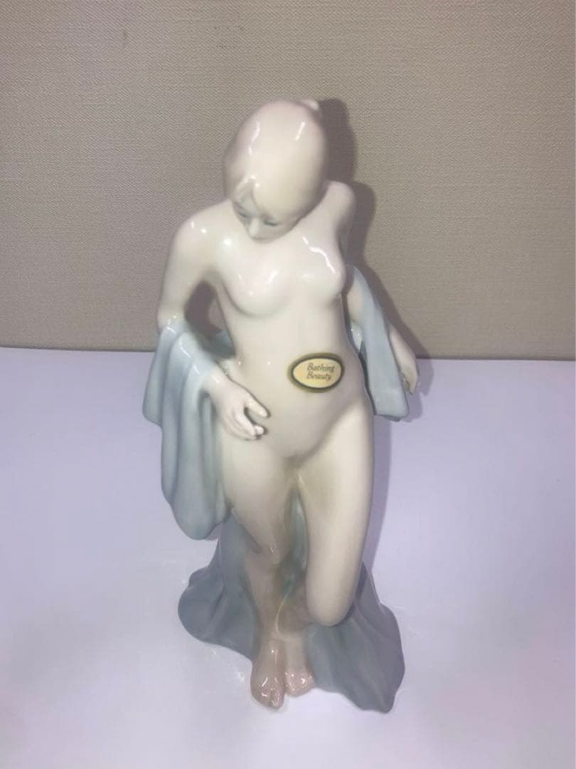 ロイヤルドルトン　Bathing Beauty フィギュリン　水浴の美女