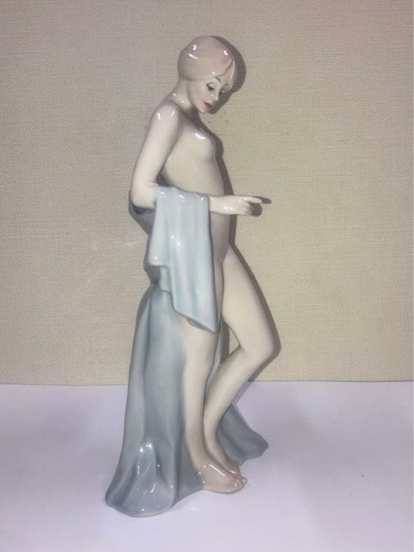 ロイヤルドルトン　Bathing Beauty フィギュリン　水浴の美女