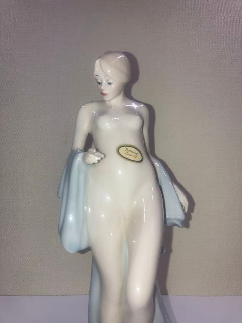 ロイヤルドルトン　Bathing Beauty フィギュリン　水浴の美女