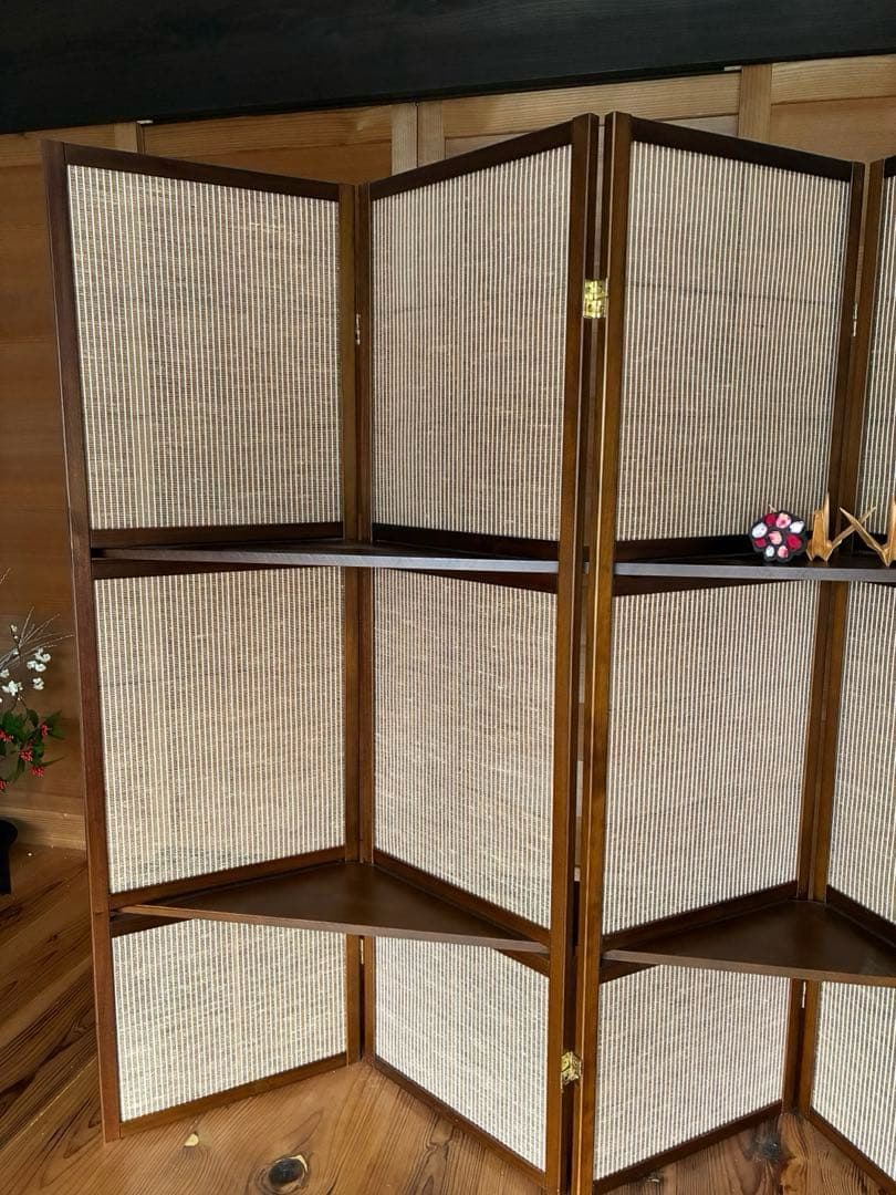【送料込み】美品　ニトリ　飾り棚付きスクリーン(カガリ 4レン DBR)