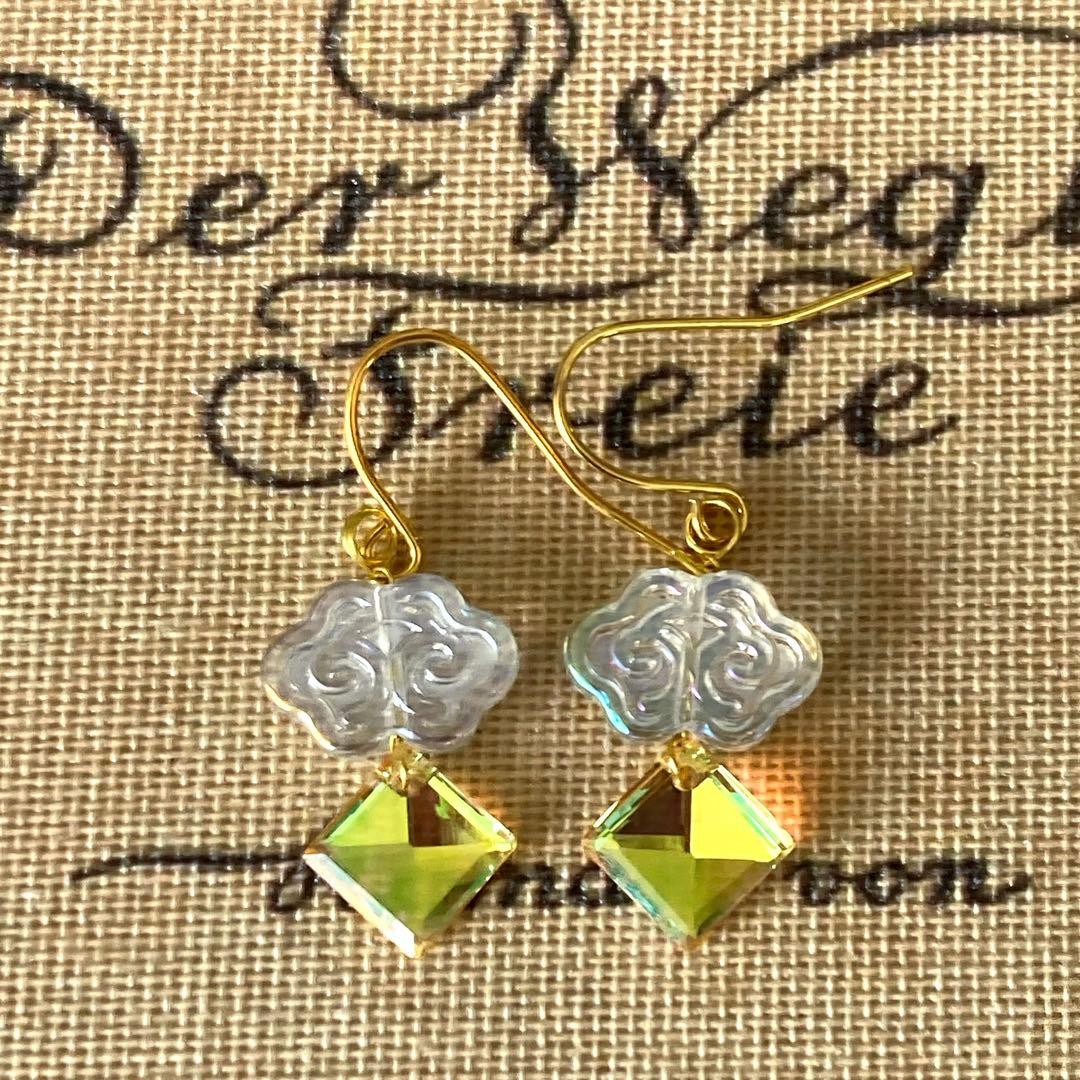 明日は晴れるかな？雲と光の ピアスorイヤリング ホワイト