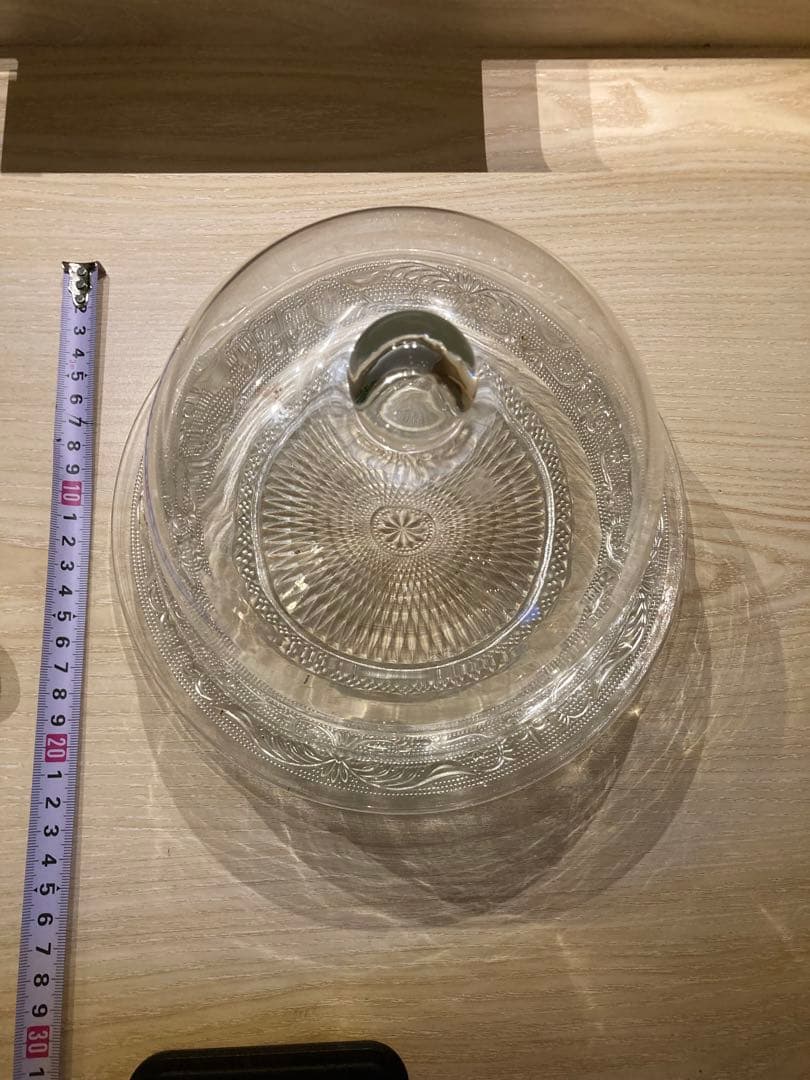 ケーキやお菓子を置いて飾るガラスボウルです。 ※画像のケーキ用スプーンは二本付属