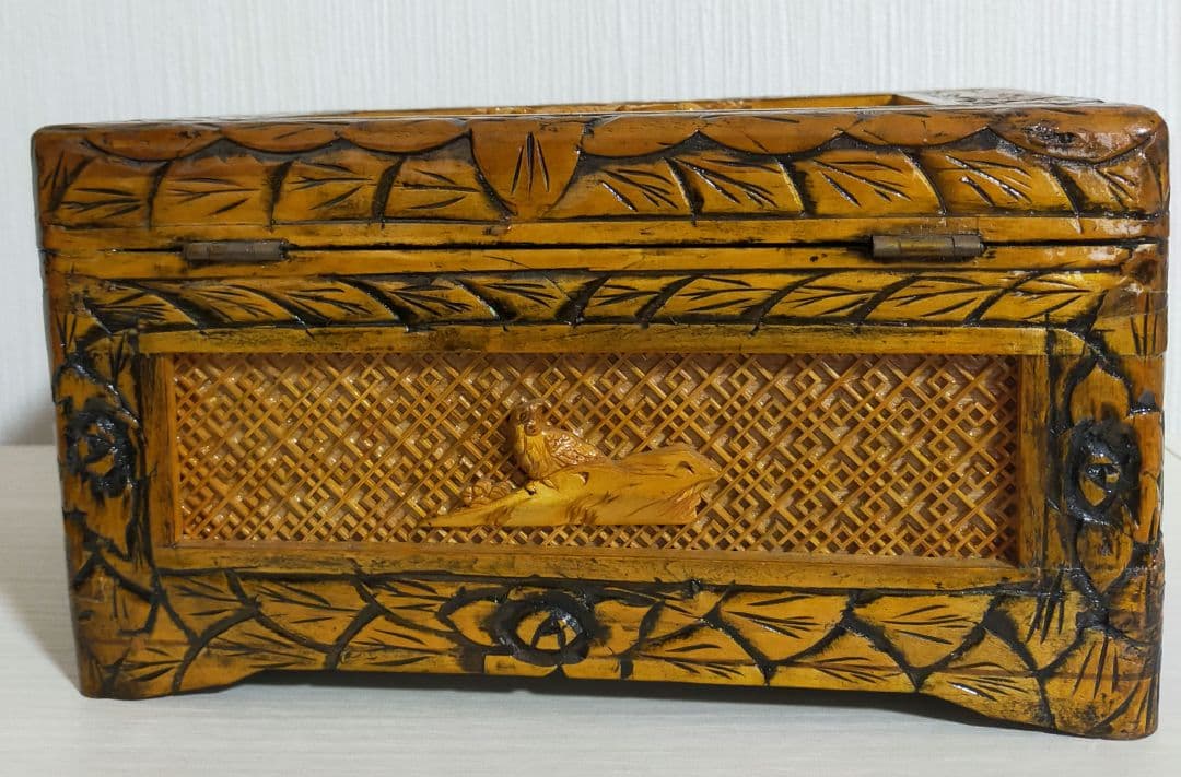 蔵出しセール✨楠の木　花鳥木彫り収納箱　希少品　お洒落