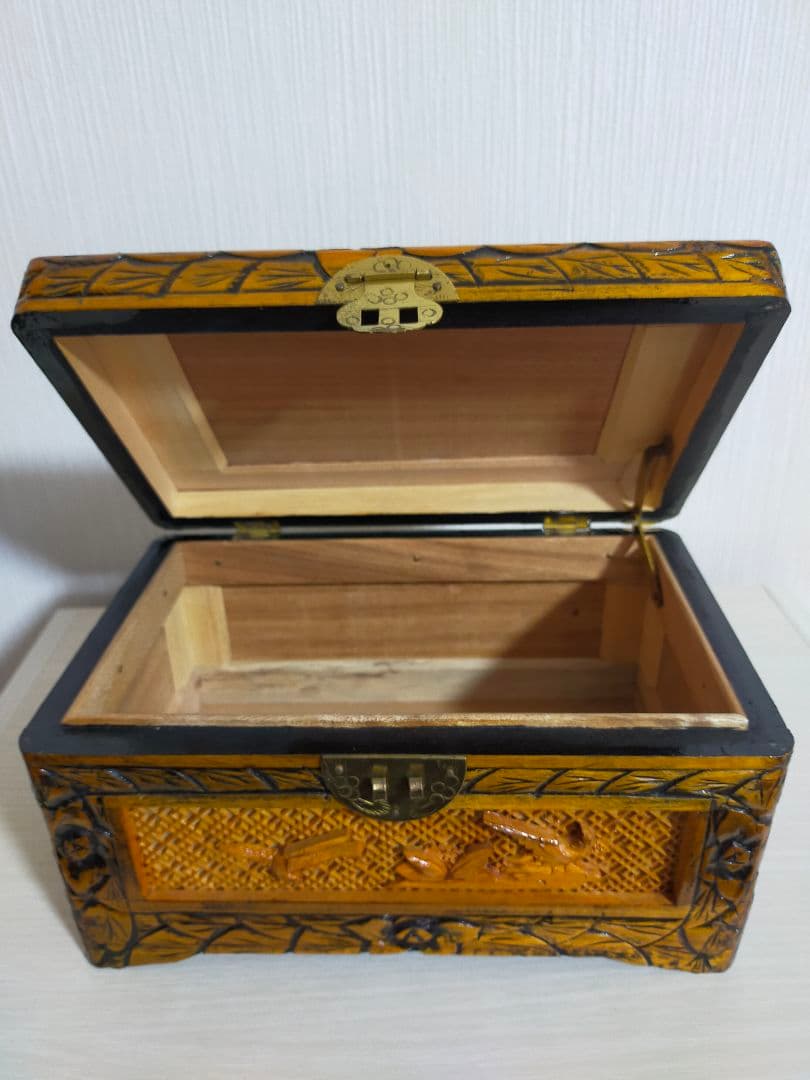 蔵出しセール✨楠の木　花鳥木彫り収納箱　希少品　お洒落