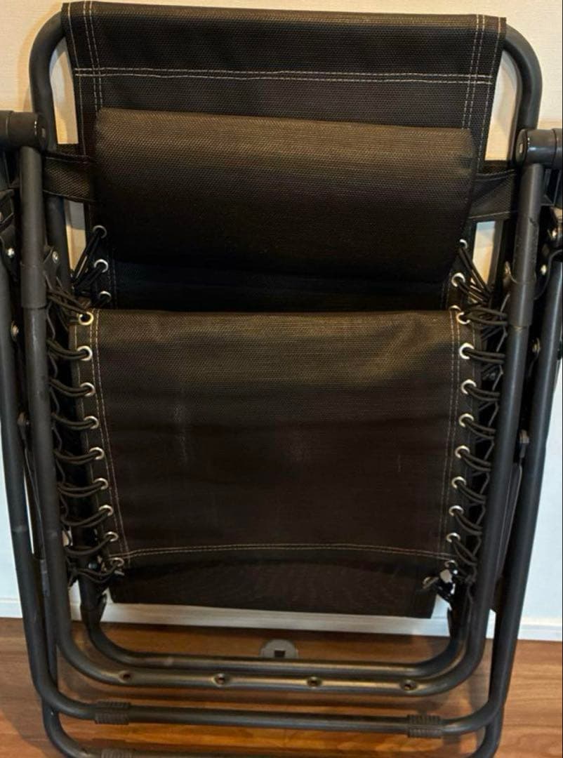 黒いリクライニングチェア