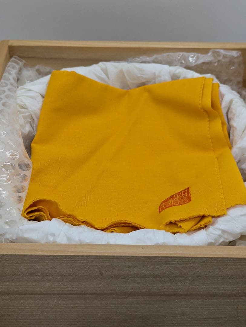 【未使用】黃地堆紅花文　六角鉢　谷野明夫