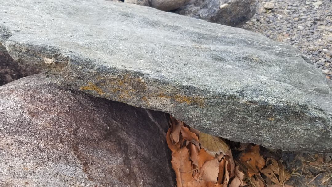 立て置き　庭石　立石　ロックガーデン　自然石