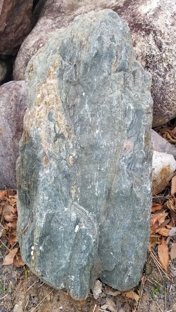 立て置き　庭石　立石　ロックガーデン　自然石