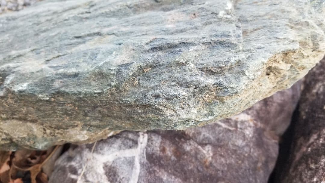 立て置き　庭石　立石　ロックガーデン　自然石