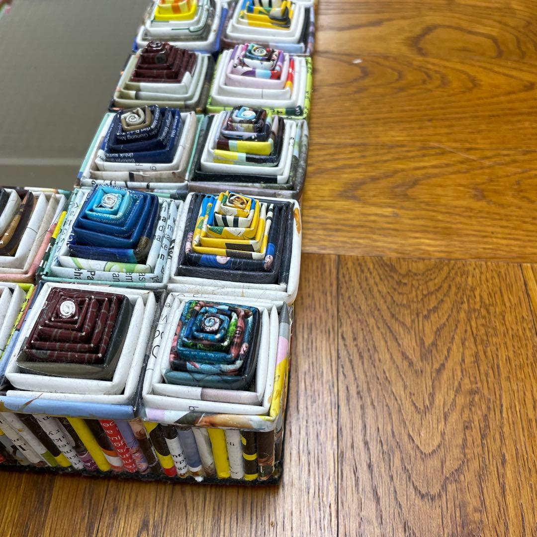 カラフルな紙製壁掛け鏡