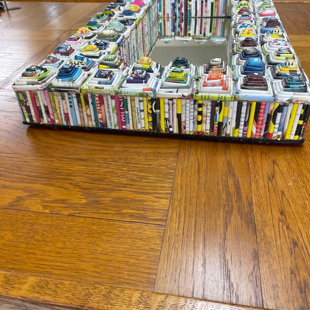 カラフルな紙製壁掛け鏡