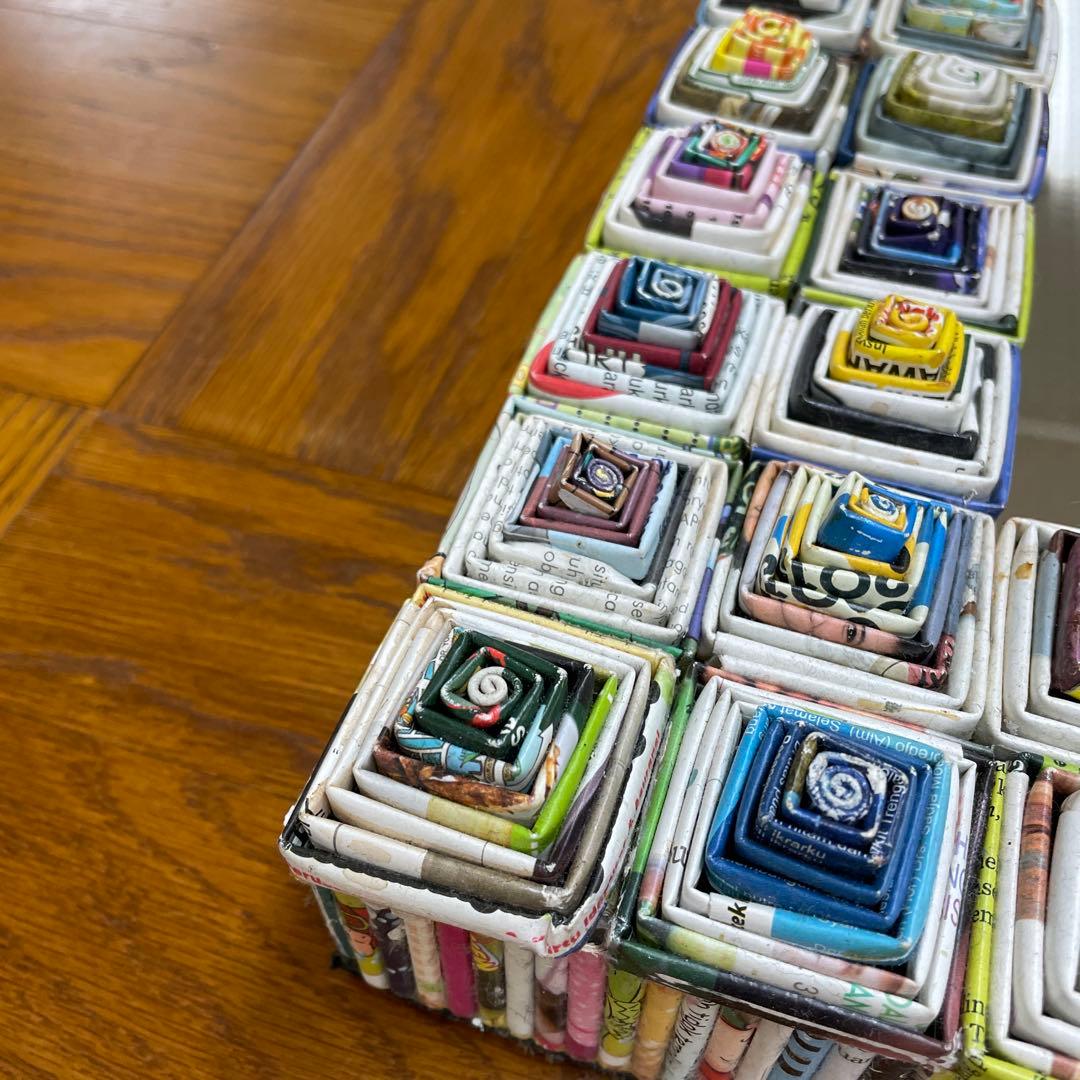 カラフルな紙製壁掛け鏡