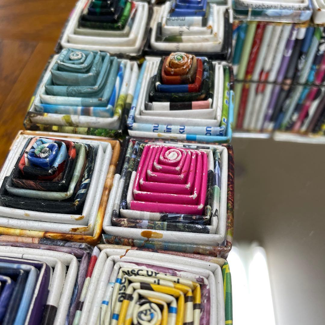 カラフルな紙製壁掛け鏡