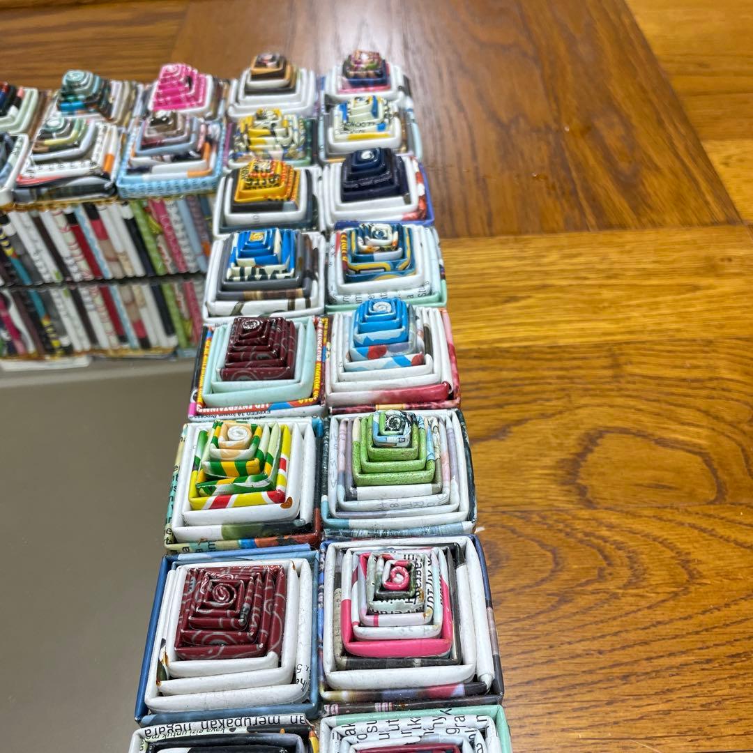 カラフルな紙製壁掛け鏡