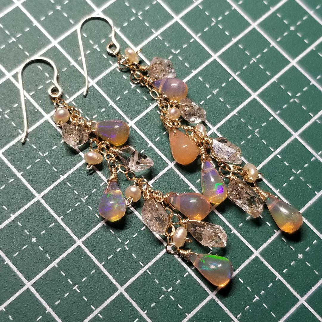 14kgfヌーディーカラーオパール&オイルインクォーツ&パールふさふさピアス