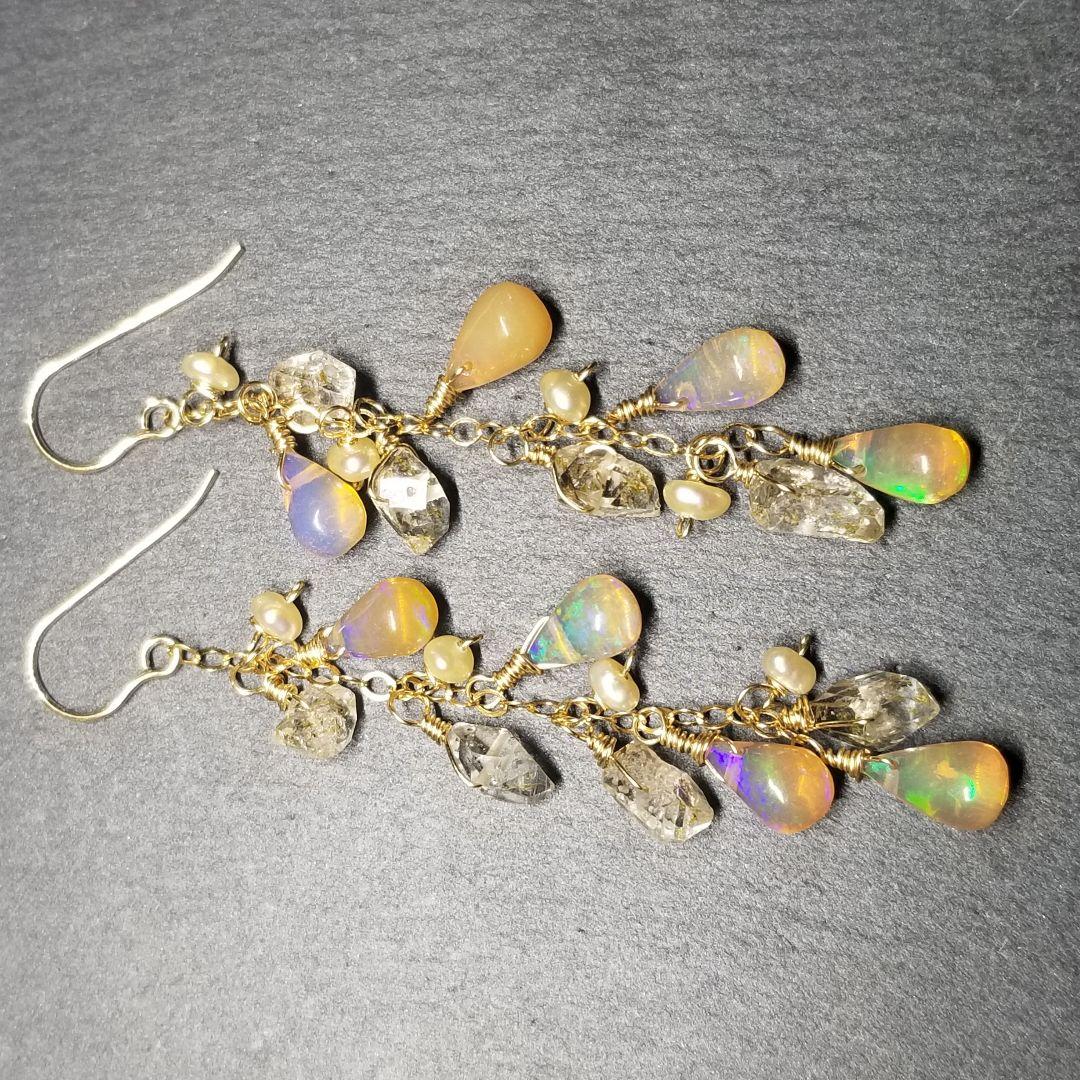 14kgfヌーディーカラーオパール&オイルインクォーツ&パールふさふさピアス