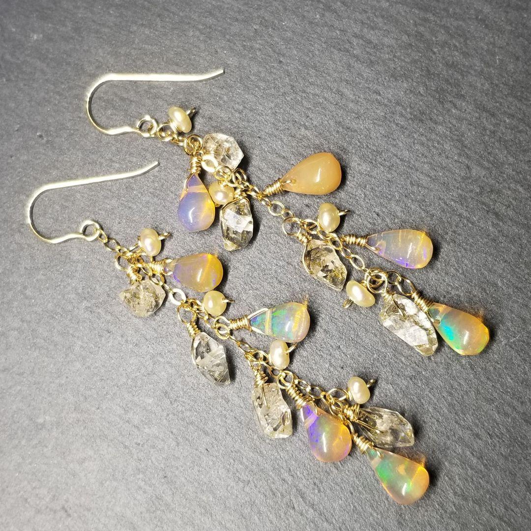 14kgfヌーディーカラーオパール&オイルインクォーツ&パールふさふさピアス