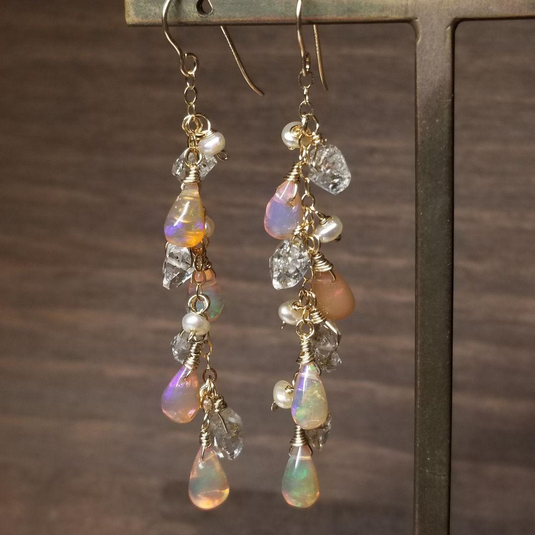 14kgfヌーディーカラーオパール&オイルインクォーツ&パールふさふさピアス