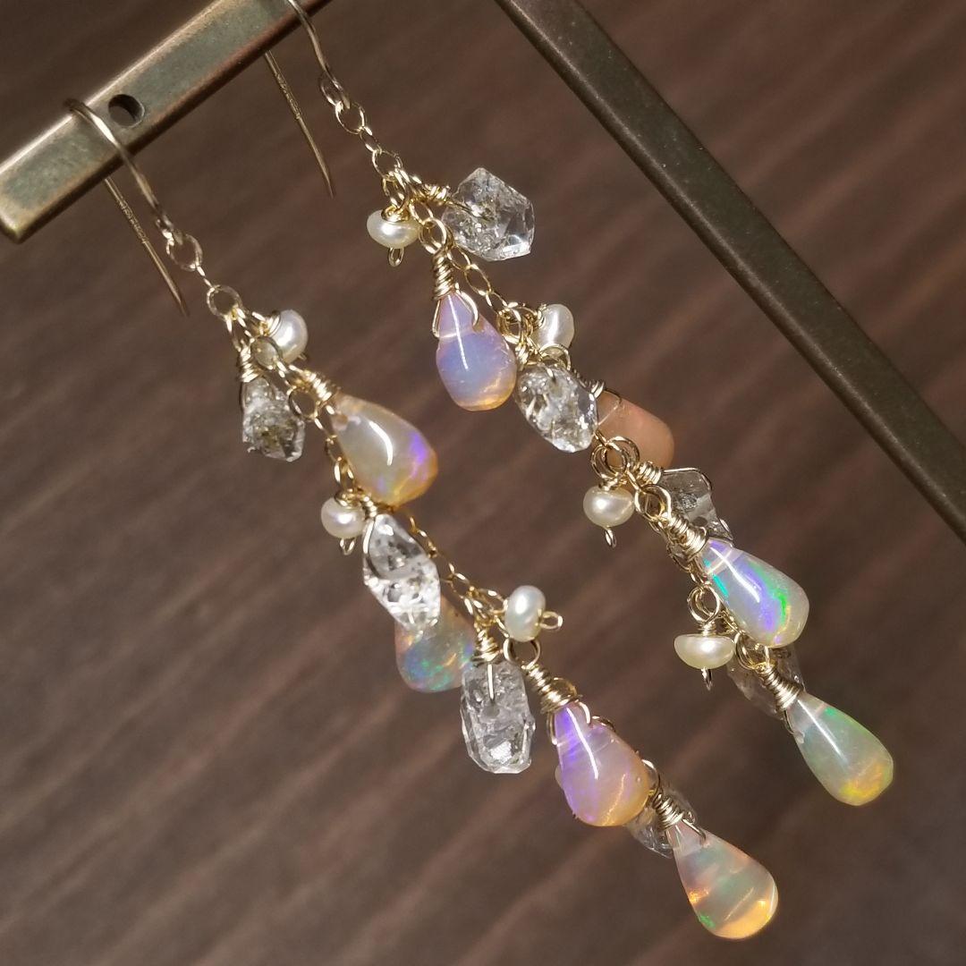 14kgfヌーディーカラーオパール&オイルインクォーツ&パールふさふさピアス