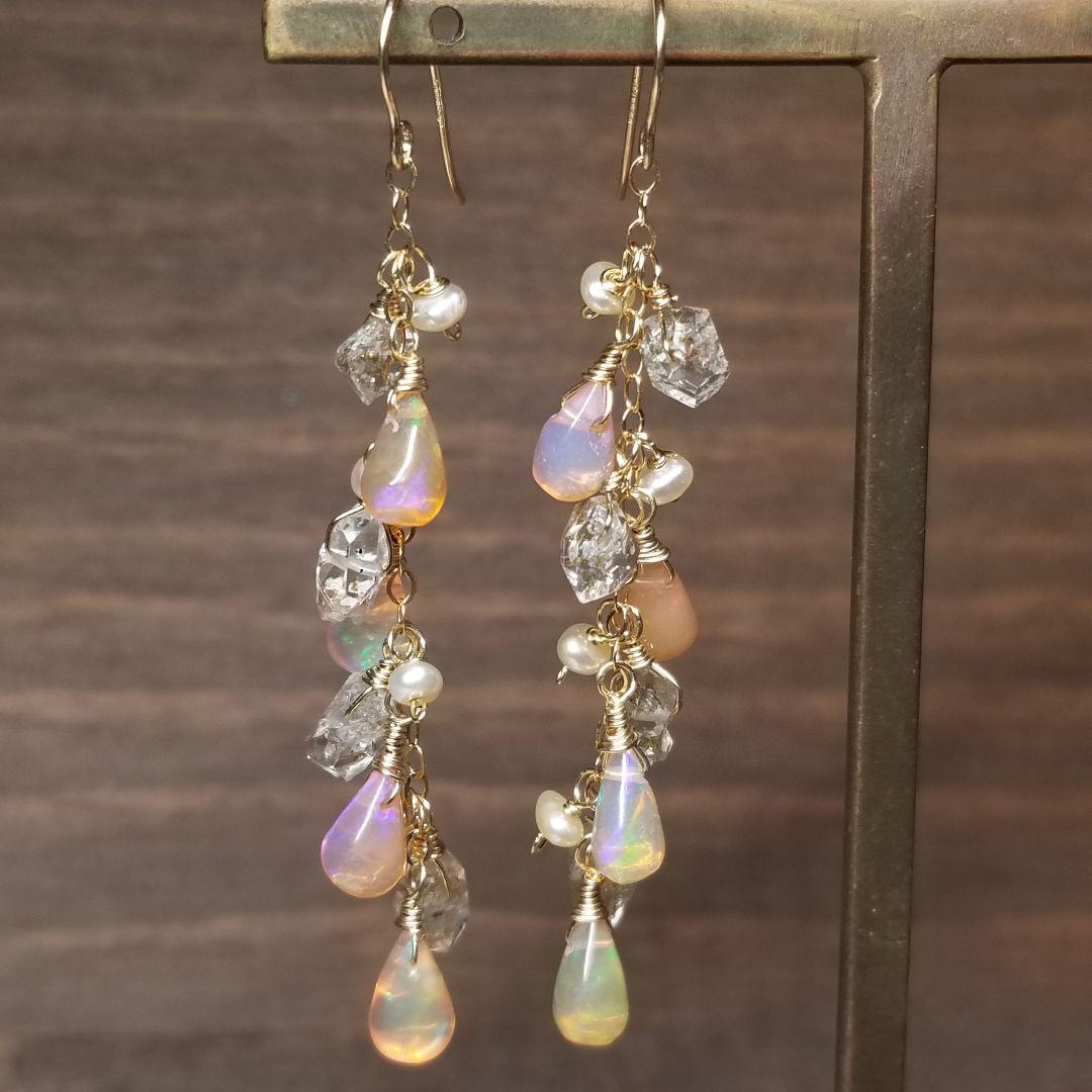 14kgfヌーディーカラーオパール&オイルインクォーツ&パールふさふさピアス