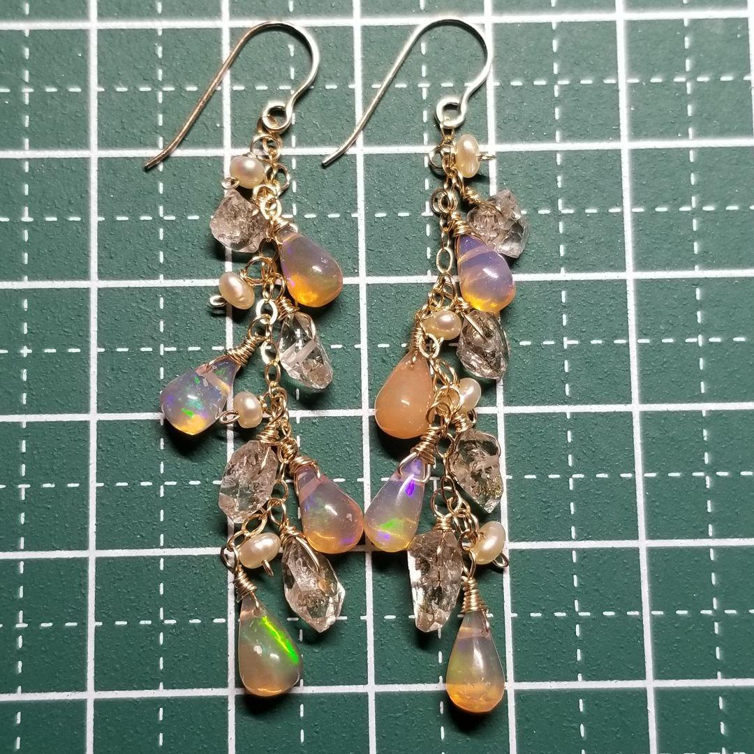 14kgfヌーディーカラーオパール&オイルインクォーツ&パールふさふさピアス