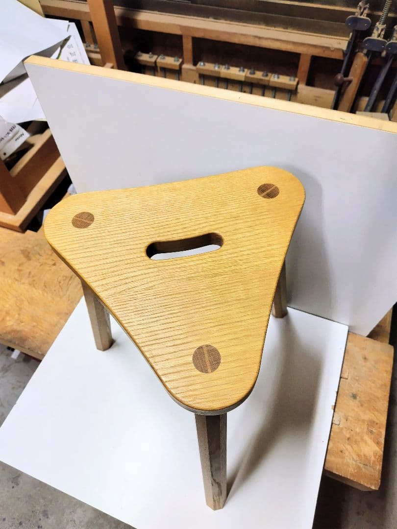 木製三角形スツール