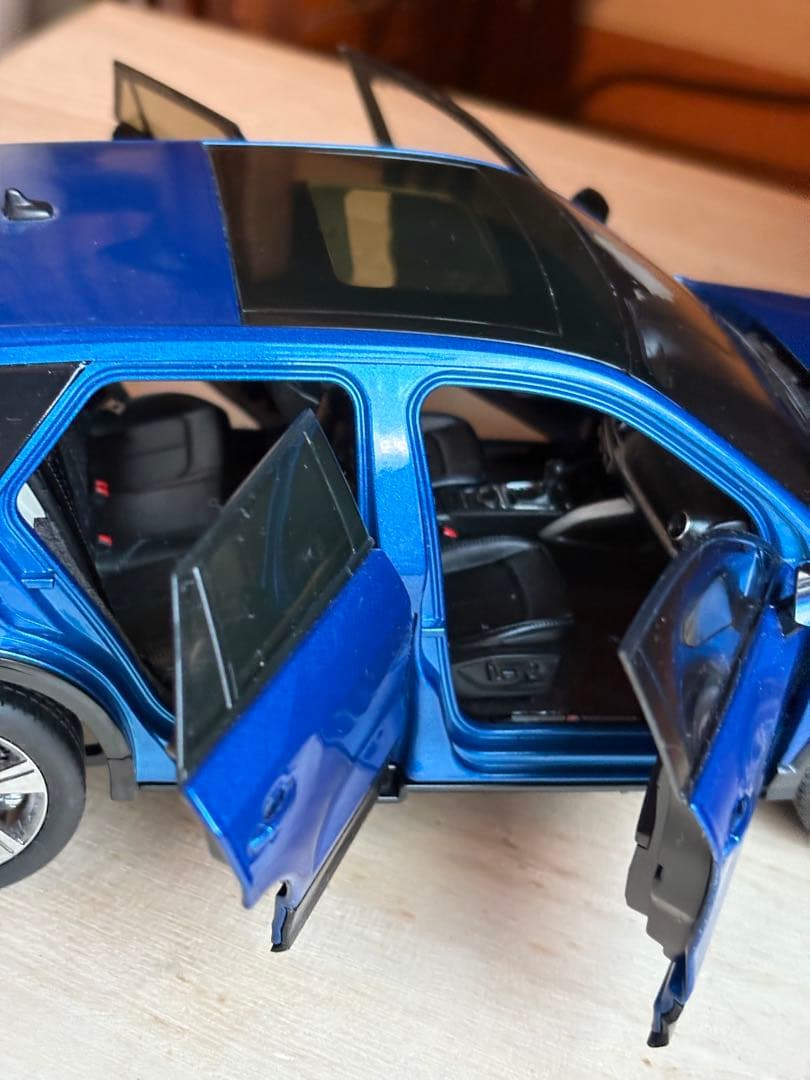 超美品❗️全開閉　希少Audi Q2L ミニカー 青色1/18