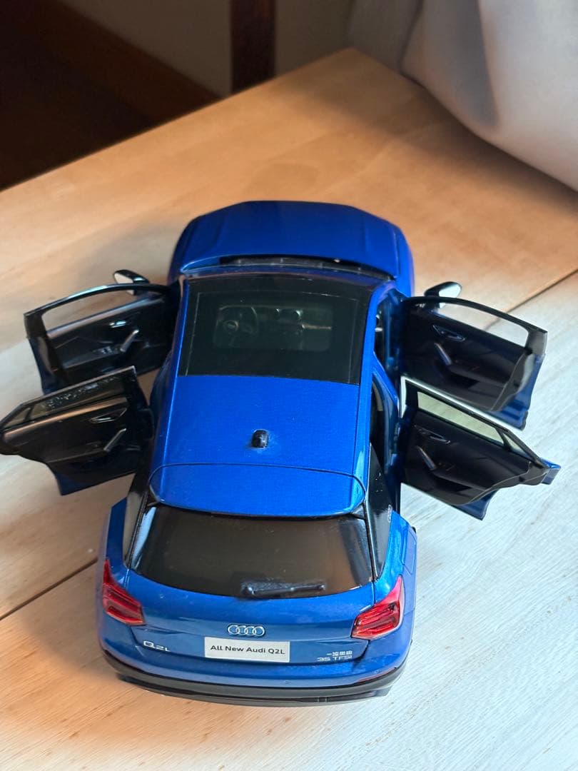 超美品❗️全開閉　希少Audi Q2L ミニカー 青色1/18